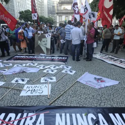 Rio de Janeiro - Passeata de estudantes, movimento sociais, sindicais e partidos de esquerda em repúdio ao golpe militar de 1964 percorre a Avenida Rio Branco para cobrar justiça pelas vítimas da ditadura e punição aos torturadores.