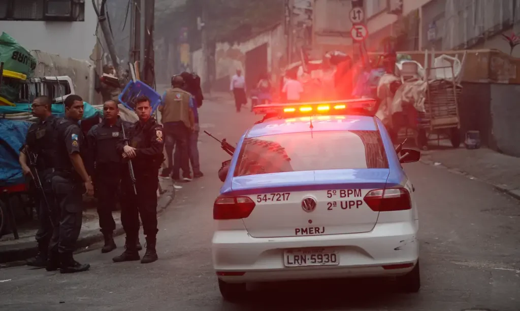 Rio de Janeiro - Operação policial após ataques às bases das Unidades de Polícia Pacificadora (UPP) nas comunidades do Cantagalo e Pavão-Pavãozinho, em Copacabana. (Fernando Frazão/Agência Brasil)