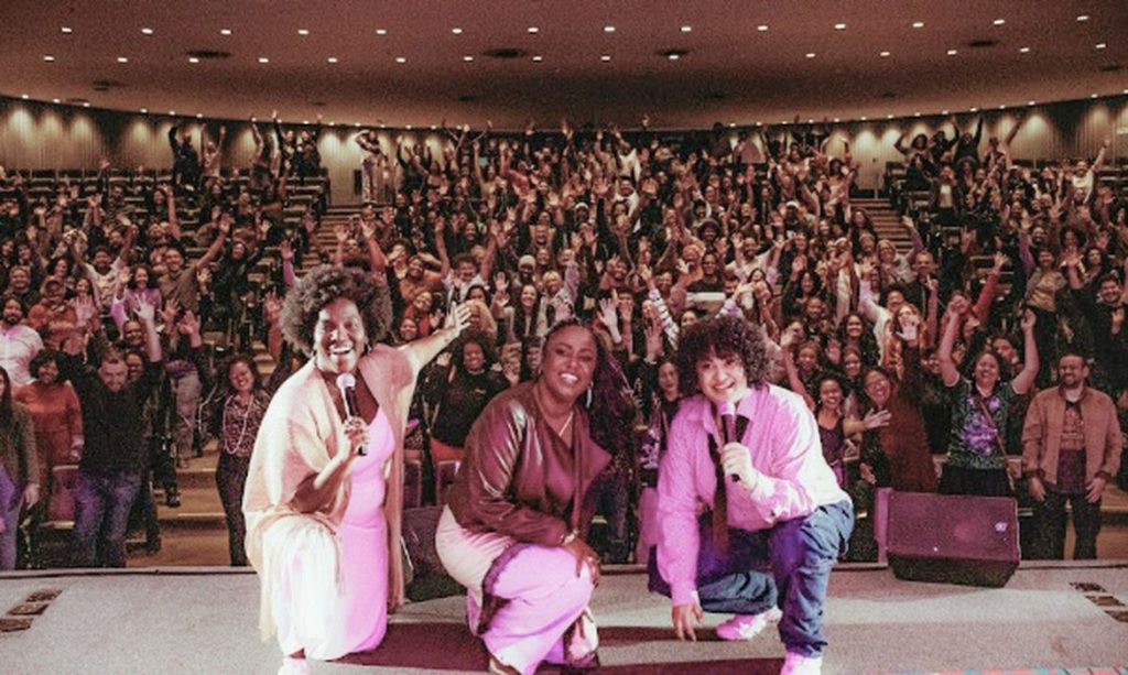 Brasília (DF), 04/07/2026 – É possível fazer rir e incomodar, diz atriz do “Humor Negro”, Magali Moraes (e) ao centro, a produtora e criadora do espetáculo Val Benvindo. A foto traz também, à direita, a atriz Niny Magalhães.
Foto: Deborah Victooria/Divulgação