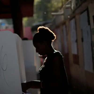Uma mulher vota em uma seção eleitoral no Mercado de Canape Vert, em Porto Príncipe, no Haiti
29 de janeiro de 2017
REUTERS/Andres Martinez Casares