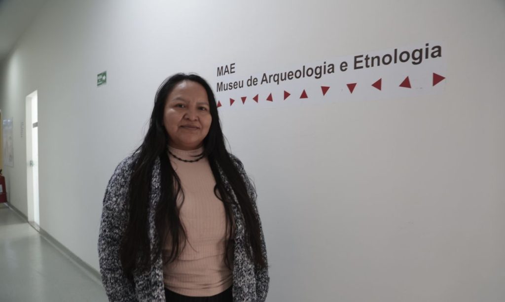 São Paulo (SP)-08/07/2026 . Francineia Bittencourt, do povo Baniwa, se tornou a primeira mulher Baniwa a fazer parte do corpo docente da USP. Ela é socióloga e mestra e doutora em Antropologia Social e atuará no Museu de Arqueologia eEtnologia da Universidade de São Paulo.
.Foto: Paulo Pinto/Agencia Brasil