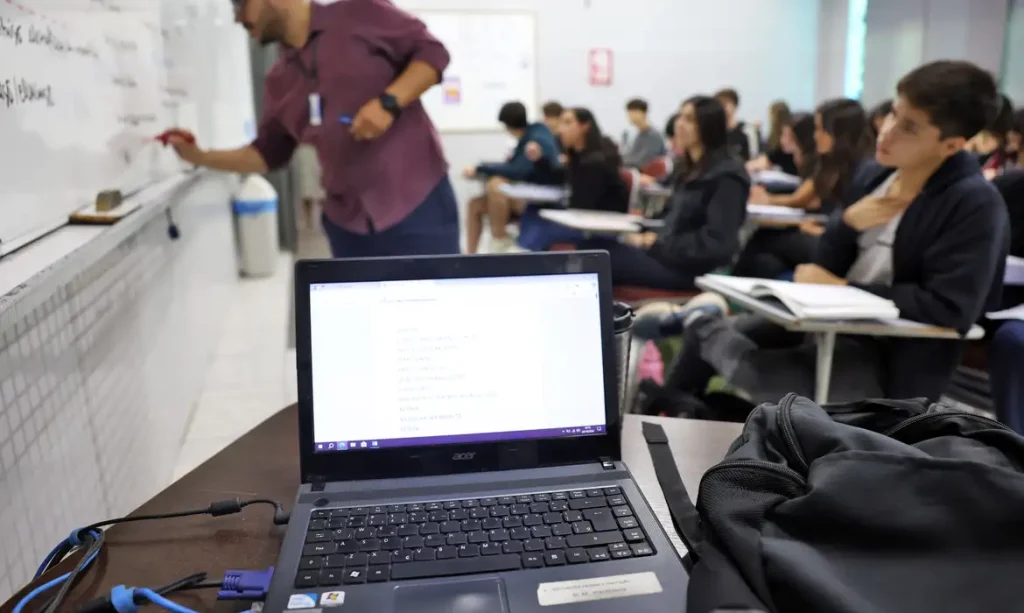 Brasília (DF), 24/10/2024 - Professor do colégio Galois, Samuel Rbeiro Costa, em sala de aula com alunos na preparação nos últimos dias antes da prova do Enem 2024. Foto: José Cruz/Agência Brasil