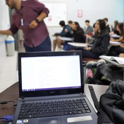 Brasília (DF), 24/10/2024 - Professor do colégio Galois, Samuel Rbeiro Costa, em sala de aula com alunos na preparação nos últimos dias antes da prova do Enem 2024. Foto: José Cruz/Agência Brasil
