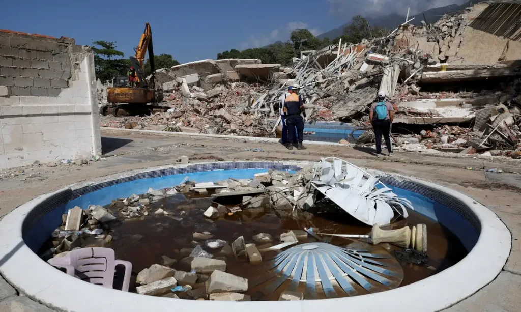 Rescuers work at the site of a collapsed building in the aftermath of the June 24 earthquakes in La Guaira, Venezuela, July 1, 2026. REUTERS/Ricardo Arduengo