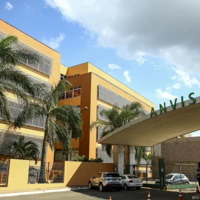 Fachada do edifício sede da Agência Nacional de Vigilância Sanitária (Anvisa).