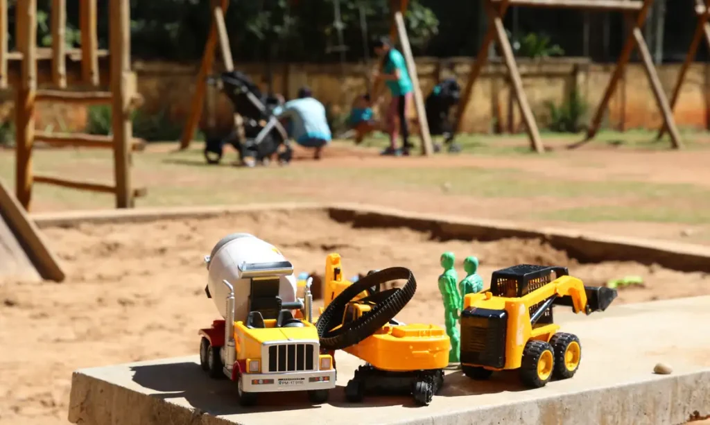 Crianças brincam no Parque Estadual da Água Branca, na Barra Funda.