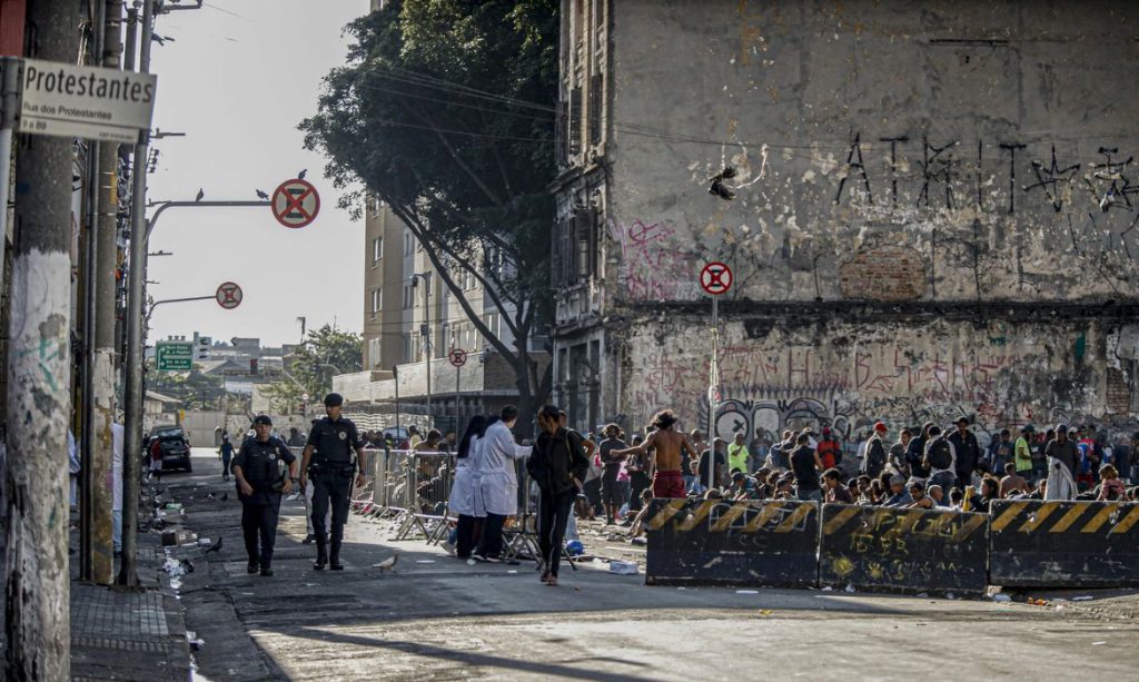 São Paulo (SP) - 26/12/2024 - 100 fotos melhores de 2024, retrospectiva - Foto feita em 24/06/2024 - Prefeitura e governo instalam grades na Cracolândia e delimitam espaço de usuários de drogas. Gradil foi colocado na Rua dos Protestantes na terça-feira (18). Um dos objetivos das gestões é liberar parte da via para o trânsito de carros de segurança e de saúde.
Foto: Paulo Pinto/Agência Brasil