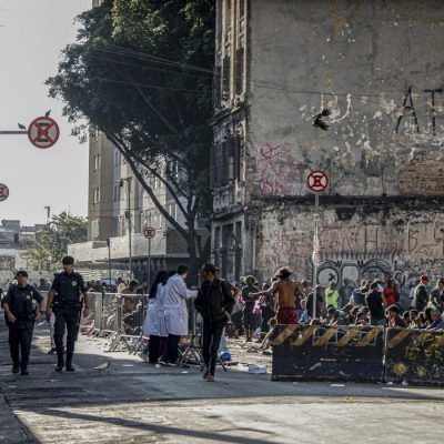 São Paulo (SP) - 26/12/2024 - 100 fotos melhores de 2024, retrospectiva - Foto feita em 24/06/2024 - Prefeitura e governo instalam grades na Cracolândia e delimitam espaço de usuários de drogas. Gradil foi colocado na Rua dos Protestantes na terça-feira (18). Um dos objetivos das gestões é liberar parte da via para o trânsito de carros de segurança e de saúde.
Foto: Paulo Pinto/Agência Brasil