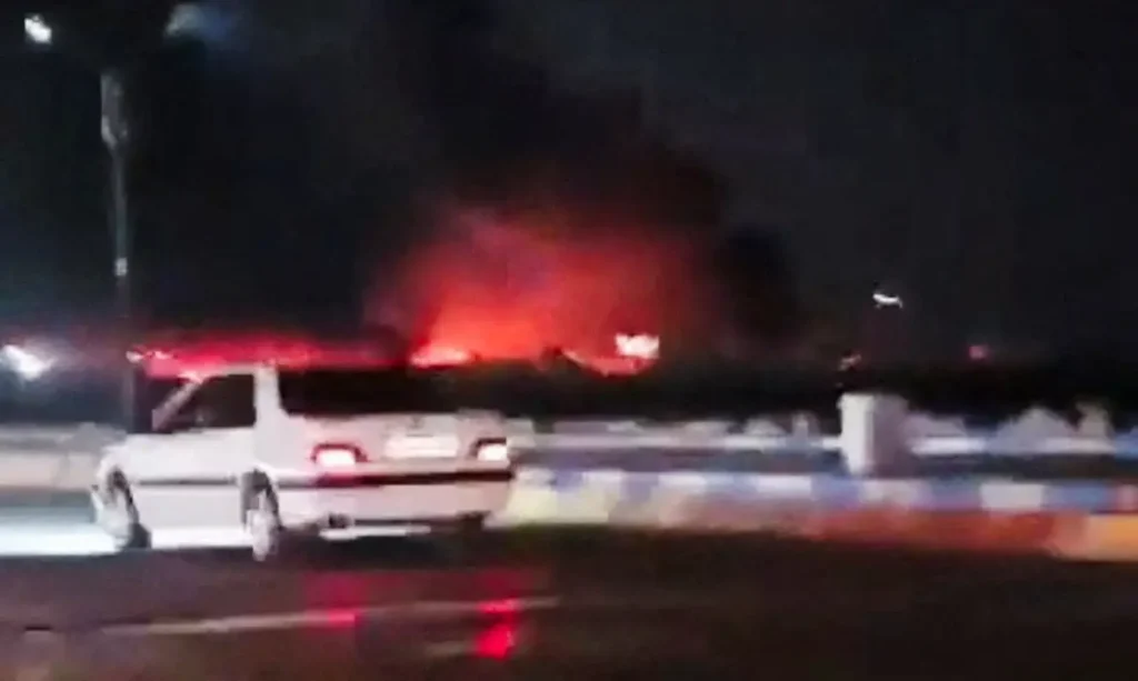 Incêndio após uma explosão, em meio a relatos de explosões divulgados pela mídia estatal iraniana, em Bandar Abbas, na província de Hormozgan, no Irã, nesta captura de tela obtida de um vídeo publicado nas redes sociais em 8 de julho de 2026
Redes sociais/via REUTERS