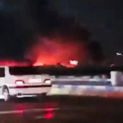 Incêndio após uma explosão, em meio a relatos de explosões divulgados pela mídia estatal iraniana, em Bandar Abbas, na província de Hormozgan, no Irã, nesta captura de tela obtida de um vídeo publicado nas redes sociais em 8 de julho de 2026
Redes sociais/via REUTERS
