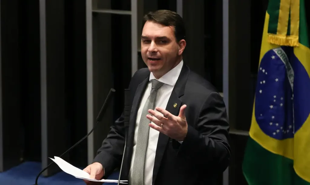 O senador Flávio Bolsonaro, durante sessão plenária, para apreciar e votar as medidas provisórias.