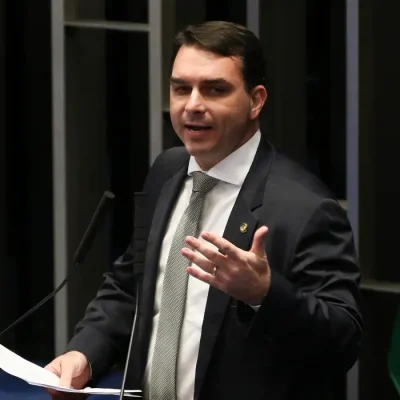 O senador Flávio Bolsonaro, durante sessão plenária, para apreciar e votar as medidas provisórias.