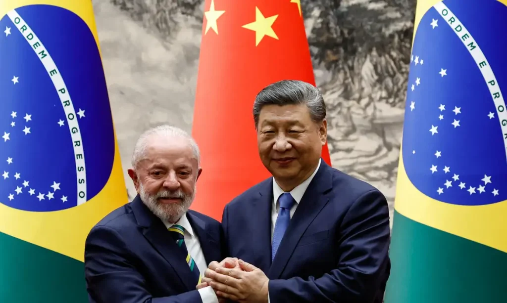 Presidente chinês Xi Jinping aperta a mão do presidente Luiz Inácio Lula da Silva após uma cerimônia de assinatura e uma coletiva de imprensa conjunta, no Grande Salão do Povo, em Pequim, China, em 13 de maio de 2025
REUTERS/Tingshu Wang