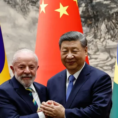 Presidente chinês Xi Jinping aperta a mão do presidente Luiz Inácio Lula da Silva após uma cerimônia de assinatura e uma coletiva de imprensa conjunta, no Grande Salão do Povo, em Pequim, China, em 13 de maio de 2025
REUTERS/Tingshu Wang