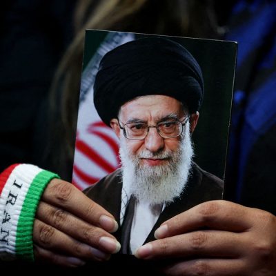 Foto do falecido líder supremo iraniano, aiatolá Ali Khamenei, em Teerã
29 de maio de 2026 Majid Asgaripour/WANA via REUTERS