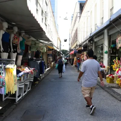 Comércio na SAARA (Sociedade de Amigos das Adjacências da Rua da Alfândega) no centro da cidade, e autorizado a reabrir a partir de hoje (9) na cidade do Rio de Janeiro
