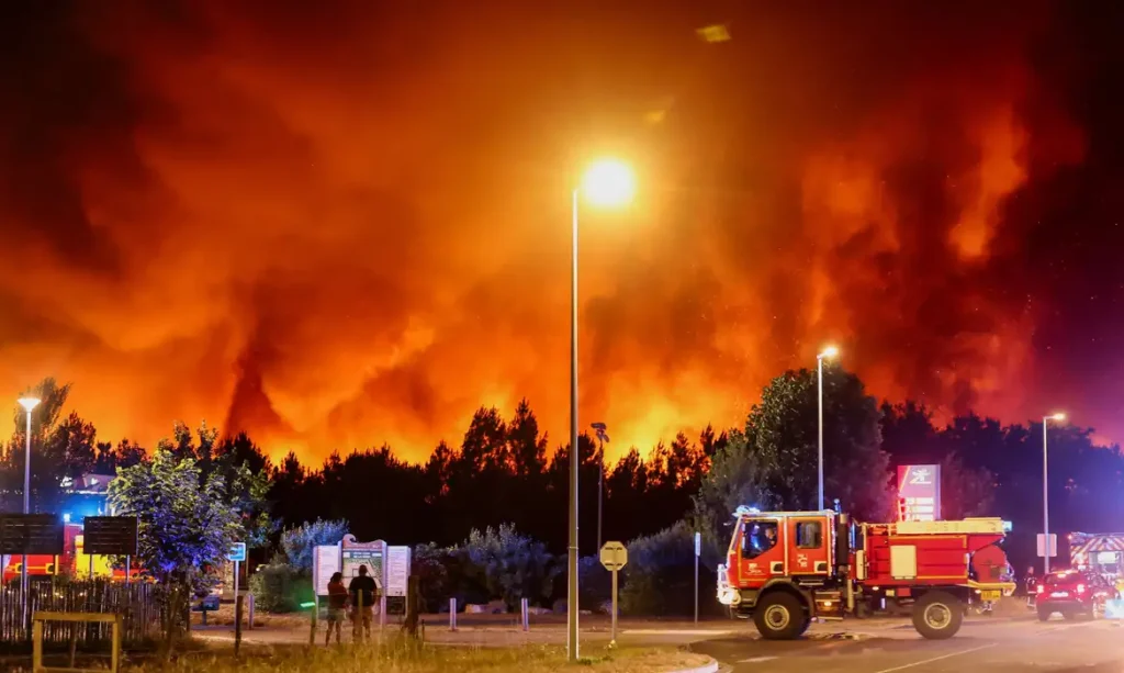 Incêndio florestal no departamento de Gironda, na França
22 de julho de 2026 REUTERS/Stephane Mahe