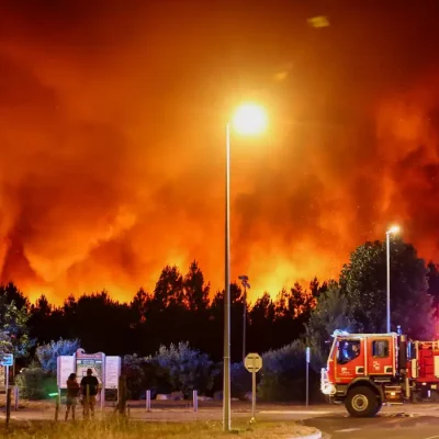 Incêndio florestal no departamento de Gironda, na França
22 de julho de 2026 REUTERS/Stephane Mahe