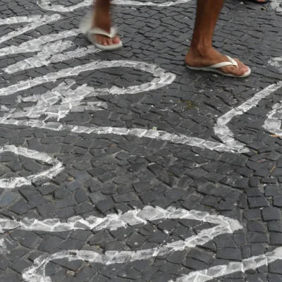 Rio de Janeiro - Campanha contra homicídios de jovens negros pinta centenas de silhuetas de corpos no chão do Largo da Carioca (Fernando Frazão/Arquivo Agência Brasil)