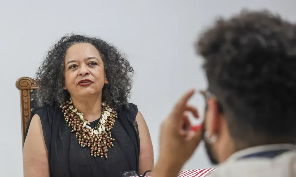 Brasília (DF), 04/07/2026 - Festival latinidades  - A escritora Ana Maria Gonçalves, durante entrevista para Agência Brasil durante o VI encontro julho das pretas que escrevem no DF.
Foto: Valter Campanato/Agência Brasil