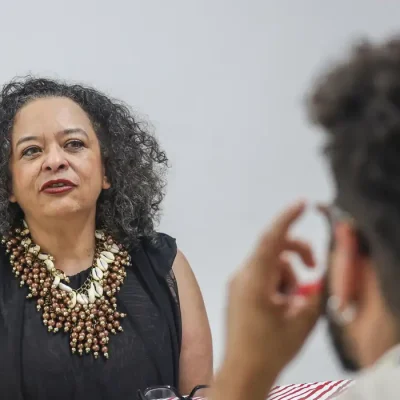 Brasília (DF), 04/07/2026 - Festival latinidades - A escritora Ana Maria Gonçalves, durante entrevista para Agência Brasil durante o VI encontro julho das pretas que escrevem no DF.
Foto: Valter Campanato/Agência Brasil