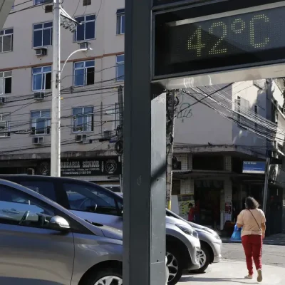 Termômetro de rua na Tijuca registra a onda de calor que atinge a cidade do Rio de Janeiro.