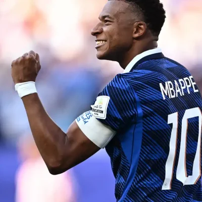Kylian Mbappé comemora seu gol de pênalti na vitória da França contra o Paraguai