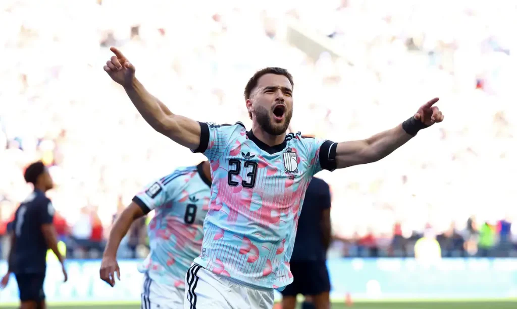 Nicolas Raskin, da Bélgica, comemora após Charles De Ketelaere marcar o primeiro gol da equipe contra os Estados Unidos pelas oitavas de final da Copa do Mundo de 2026
6 de julho de 2026 REUTERS/Albert Gea