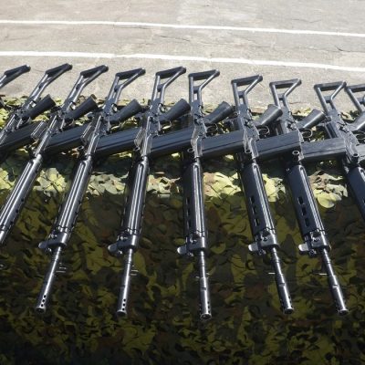 O Gabinete de Intervenção Federal faz entrega à Polícia Militar de fuzis no Quartel do 1º Batalhão de Guarda, em São Cristóvão, na zona norte do Rio de Janeiro.