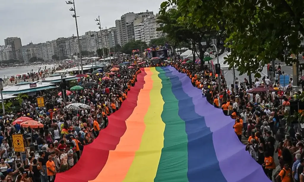 A Praia de Copacabana se coloriu de amor, diversidade, corpos, identidades e luta. Parada LGBT no Rio de Janeiro. Foto: paradalgbtirio/ Instagram