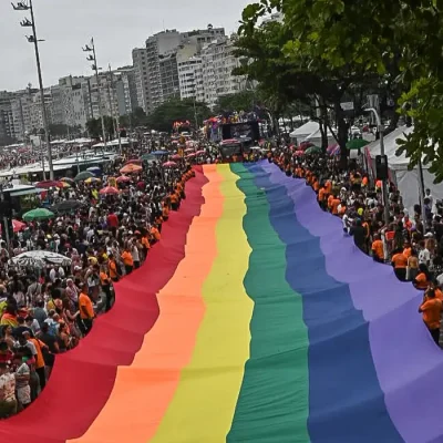 A Praia de Copacabana se coloriu de amor, diversidade, corpos, identidades e luta. Parada LGBT no Rio de Janeiro. Foto: paradalgbtirio/ Instagram