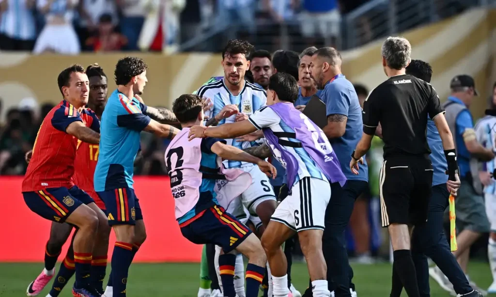 Leandro Paredes e Lisandro Martínez, da Argentina, discutem com Gavi, da Espanha, após a final da Copa do Mundo19 de julho de 2026REUTERS/Dylan Martínez