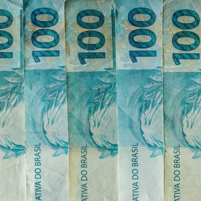 10/07/2026 - Brasília - dinheiro, moeda, real, reais, cédula, cédulas, nota, notas, moeda brasileira, dinheiro brasileiro, inflação, inflação alta, deflação, economia, economia brasileira, mercado, mercado financeiro, finanças, finanças pessoais, orçamento, orçamento doméstico, renda, renda familiar, salário, salário mínimo, remuneração, vencimento, pagamento, poder de compra, custo de vida, custo dos alimentos, aumento de preços, alta dos preços, carestia, desvalorização, valorização, perda do poder de compra, crise econômica, recessão, crescimento econômico, consumo, consumidor, compras, supermercado, cesta básica, despesas, gastos, contas, contas a pagar, boletos, dívida, dívidas, endividamento, inadimplência, poupança, economia doméstica, investimento, investimentos, aplicações financeiras, juros, taxa de juros, taxa Selic, Banco Central, crédito, empréstimo, financiamento, cartão de crédito, débito, PIX, transferência bancária, banco, instituição financeira, orçamento familiar, planejamento financeiro, reserva de emergência, patrimônio, riqueza, patrimônio líquido, capital, capital financeiro, lucro, prejuízo, receita, despesa, balanço financeiro, impostos, tributos, tributação, imposto de renda, arrecadação, arrecadação fiscal, carga tributária, imposto, taxa, tarifas, câmbio, dólar, euro, cotação, câmbio flutuante, desvalorização cambial, valorização cambial, moeda estrangeira, inflação acumulada, índice de preços, IPCA, INPC, IGP-M, poder aquisitivo, renda per capita, desenvolvimento econômico, estabilidade econômica, política monetária, política fiscal, oferta, demanda, produtividade, consumo consciente, educação financeira, planejamento financeiro, equilíbrio financeiro, independência financeira, riqueza, prosperidade, orçamento público, gastos públicos, contas públicas, déficit, superávit, tesouro nacional, moeda forte, moeda fraca, liquidez, circulação de dinheiro, s