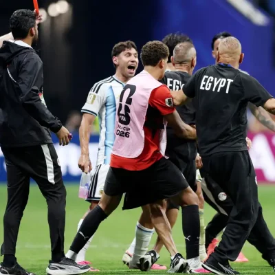 Membro da comissão técnica do Egito recebe cartão vermelho do árbitro François Letexier durante partida contra a Argentina pela Copa do Mundo de 2026
7 de julho de 2026 REUTERS/Paul Childs