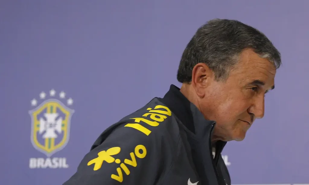 Carlos Alberto Parreira participa de entrevista na Granja Comary (Leo Correa/AP/Direitos Reservados)