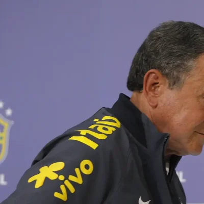 Carlos Alberto Parreira participa de entrevista na Granja Comary (Leo Correa/AP/Direitos Reservados)