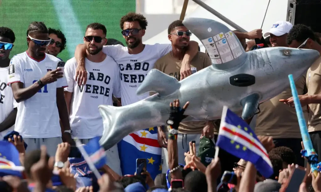 Cabo Verde - 08/07/2026 - Vozinha e companheiros da seleção de Cabo Verde, que fizeram sucesso na Copa do Mundo, são recebidos com festa em Praia, capital do país africano - Sodiq Adelakun /Reuters/ Proibida reprodução
