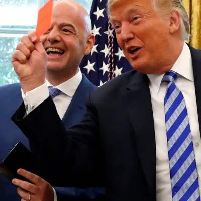 O presidente dos EUA, Donald Trump, exibe um cartão vermelho durante encontro com o presidente da FIFA, Gianni Infantino, no Salão Oval da Casa Branca
28 de agosto de 2018. REUTERS/Leah Millis/Foto de arquivo