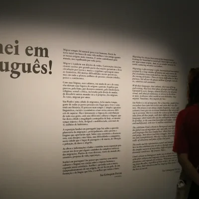 Exposição Sonhei em português!, com curadoria de Isa Grinspum Ferraz, no Museu da Língua Portuguesa.