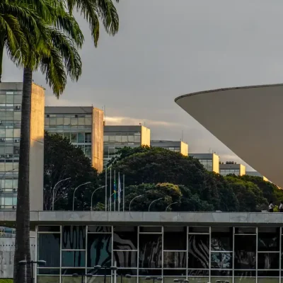 13/07/2026 - Brasília - Cúpula da Câmara dos Deputados no Congresso Nacional, com os prédios da Esplanada dos Ministérios. Foto: Rafa Neddermeyer/Agência Brasil
