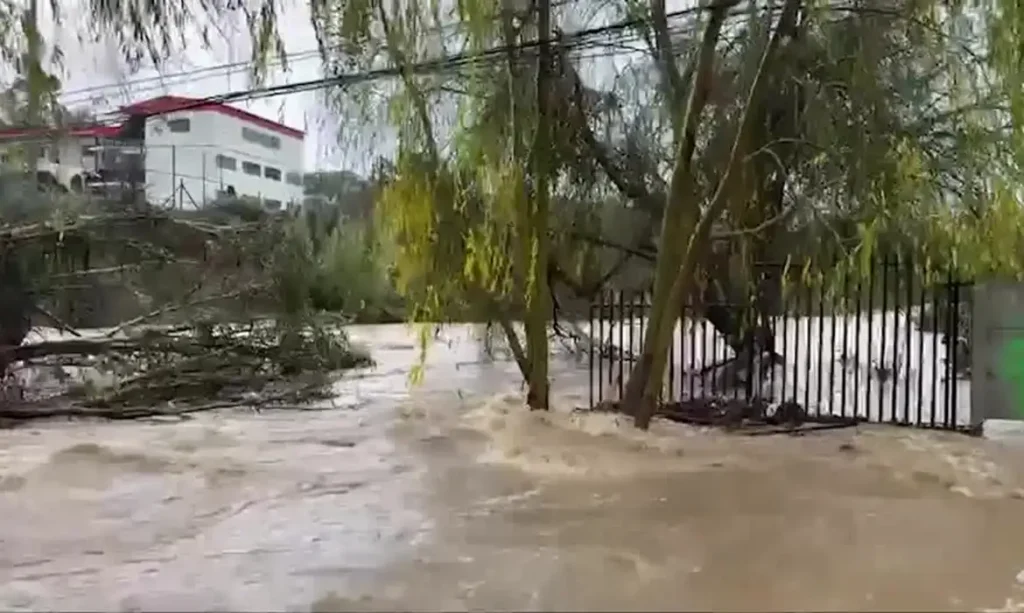 Tempestades no Chile matam três pessoas, deslocam centenas enquanto as chuvas mais intensas são esperadas. Foto: Frame/Reuters/ Proibido reprodução