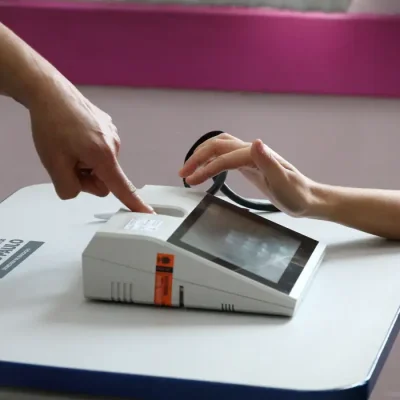 Eleitora realiza biometria durante votação na Escola Municipal de Ensino Fundamental - EMEF Celso Leite Ribeiro Filho, em Bela Vista.