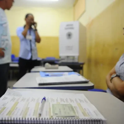 Em Belém, no Pará,  urna eletrônica apresenta problema e é preciso ser trocada (Tânia Rêgo/Agência Brasil)