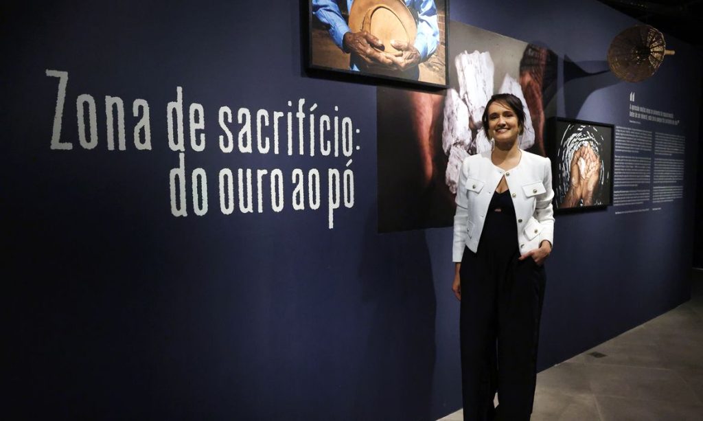 Rio de Janeiro (RJ), 02/07/2026 - A artista visual Isis Medeiros inaugura a exposição Zona de Sacrifício: do ouro ao pó, que mostra a exploração de lítio no Vale do Jequitinhonha, na galeria Mestre Vitalino - Centro Nacional de Folclore e Cultura Popular, no Catete. Foto: Rovena Rosa/Agência Brasil