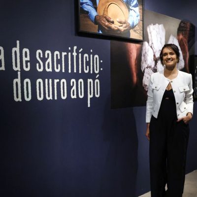 Rio de Janeiro (RJ), 02/07/2026 - A artista visual Isis Medeiros inaugura a exposição Zona de Sacrifício: do ouro ao pó, que mostra a exploração de lítio no Vale do Jequitinhonha, na galeria Mestre Vitalino - Centro Nacional de Folclore e Cultura Popular, no Catete. Foto: Rovena Rosa/Agência Brasil
