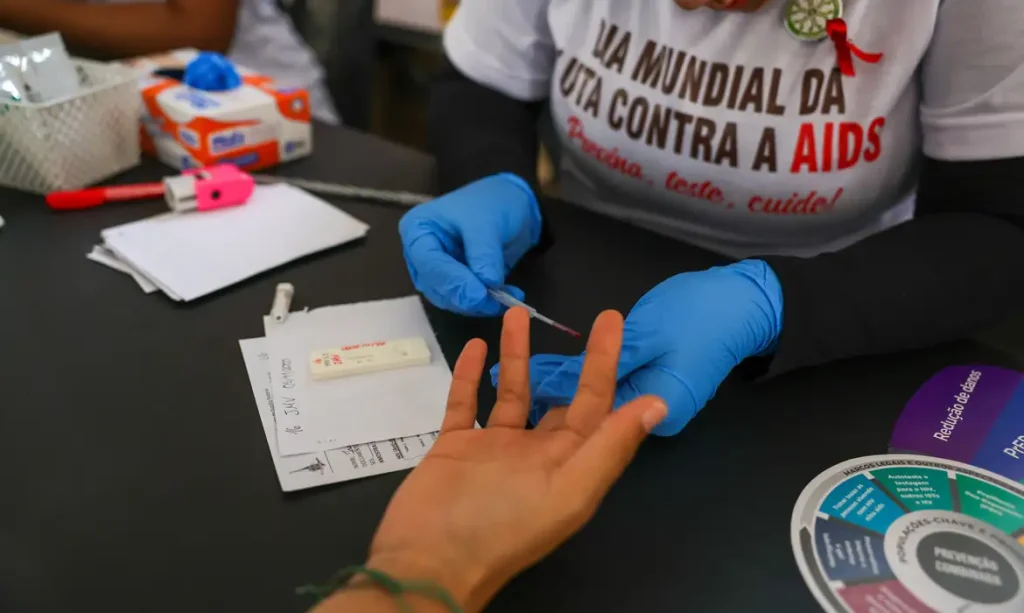 Brasília (DF) 12/12/2025 - Mobilização em Brasília no Dia Mundial de Combate à Aids oferece testagem rápida para HIV, distribuição de autotestes, orientações sobre ISTs e saúde sexual Foto: Fabio Rodrigues-Pozzebom/ Agência Brasil