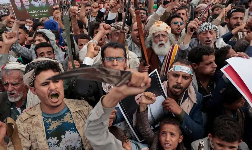 Apoiadores dos houthis se manifestam contra restrições impostas pela coalizão liderada pela Arábia Saudita às áreas controladas pelos houthis, em Sanaa, no Iêmen17 de julho de 2026REUTERS/Khaled Abdullah