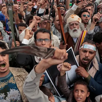 Apoiadores dos houthis se manifestam contra restrições impostas pela coalizão liderada pela Arábia Saudita às áreas controladas pelos houthis, em Sanaa, no Iêmen17 de julho de 2026REUTERS/Khaled Abdullah