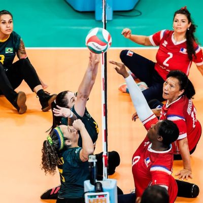 Seleção brasileira feminina de vôlei sentado derrota França por 3 sets a 0 e avança às oitavas de final do Mundial, em 13/07/2026