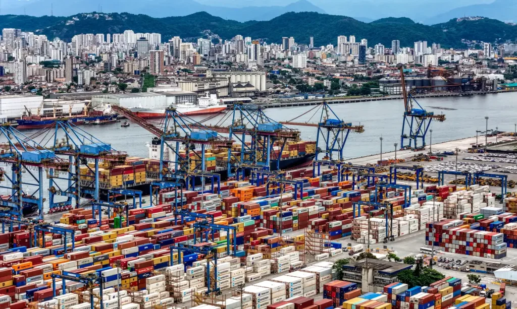 Terminal de Containers no Porto de Santos, lado Guarujá, São Paulo, Brasil! Uma vista aérea de Drone. Foto: Angelo F. Roesler/ Adobe Stock